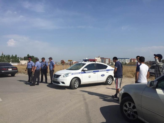báo Giao thông dẫn tin từ hãng tin quốc tế cho hay, lực lượng an ninh Quốc gia Kyrgyzstan (GKNB) hiện đã phong tỏa trụ sở Đại sứ quán Trung Quốc tại Kyrgyzstan và các tòa nhà lân cận.