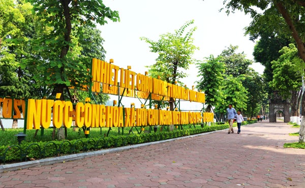 Xung quanh khu vực Hồ Gươm đều được ''nhuộm'' bởi sắc đỏ, sắc vàng của cờ hoa và khẩu ngữ chào mừng ngày Quốc khánh. Ảnh: Kinh tế đô thị 