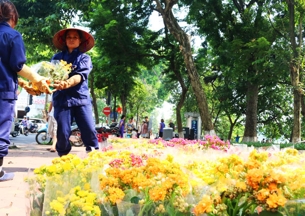 Những công nhân 13Win. app không bị chặn đang hoàn tất những công tác cuối cùng để trang hoàng rực rỡ cho Hồ Gươm dịp lễ Quốc khánh (2/9). Ảnh: Kinh tế Đô thị 