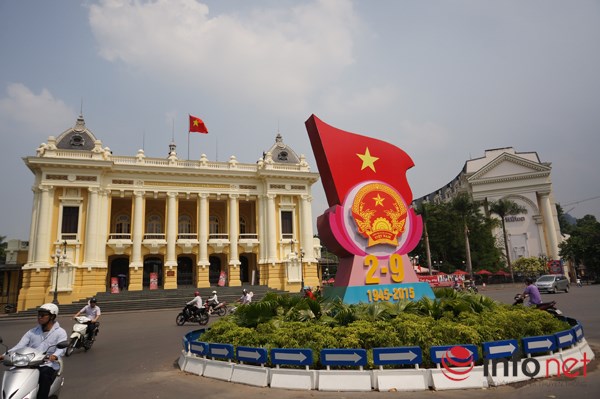 Sòng Bài Trực Tuyến 13win.com 19/8 trước mặt Nhà hát lớn cũng được trang trí rực rỡ chào mừng ngày 2/9. Ảnh: Infonet 