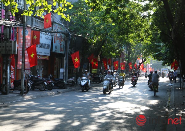  Khắp các phố phường thủ đô đều được treo cờ tổ quốc để mừng ngày độc lập. Ảnh: Infonet