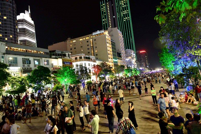 Các trung tâm vui chơi giải trí thu hút đông đảo người dân. Ảnh: Vietnamnet