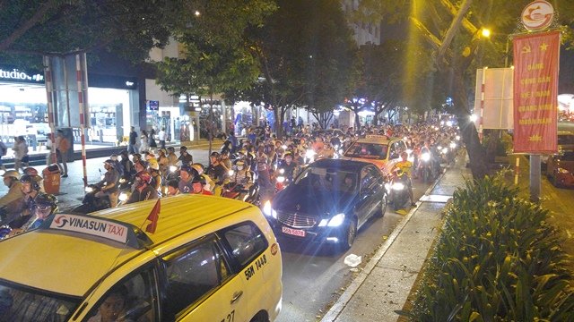 Ngay từ chập tối(2/9), các cửa ngõ dẫn vào khu trung tâm quận 1 (TPHCM) như Cách Mạng Tháng 8, Trần Hưng Đạo, Nam Kỳ Khởi Nghĩa, Nguyễn Tất Thành… đông người gây áp lực giao thông nên xảy ra cảnh ùn ứ. Ảnh: Vietnamnet