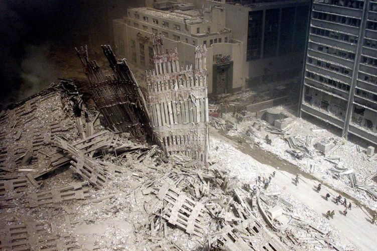 T&agrave;n t&iacute;ch c&ograve;n s&oacute;t lại sau khi 2 t&ograve;a th&aacute;p WTC sụp đổ ho&agrave;n to&agrave;n. Ảnh: Reuters