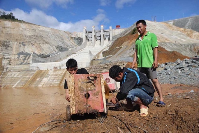 Trả lời phóng viên báo Tiền Phong về nguyên nhân xảy ra sự cố, ông Toàn Phó Chủ tịch thường trực UBND tỉnh Quảng Nam cho biết, “Nguyên nhân sự cố do ảnh hưởng của cơn bão số 4 và áp thấp nhiệt đới nước lũ về hồ chứa với lưu lượng rất lớn vào khoảng 560m3/s và nước lũ đã chảy mạnh làm bục cửa van số 2 hầm dẫn dòng thi công, không phải vỡ đập”. Ảnh: Vnexpress
