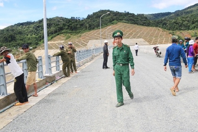 Lực lượng bộ đội dân quân xã cùng người dân vẫn túc trực tại đập thủy điện để tìm kiếm những người mất tích. Ảnh: Tri thức trẻ