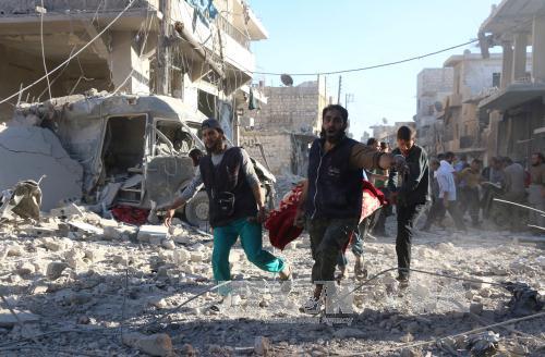 Chuyển người bị thương sau xung đột tại Heluk, khu vực l&acirc;n cận Aleppo ng&agrave;y 30/9. Ảnh: AFP/TTXVN 