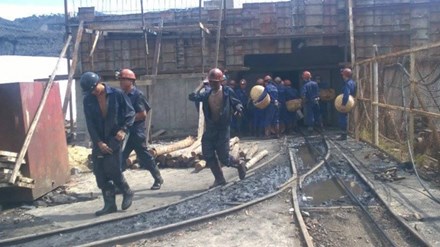 Vụ bục t&uacute;i nước hầm l&ograve; Quảng Ninh: Tìm th&acirc;́y thi th&ecirc;̉ nạn nh&acirc;n 