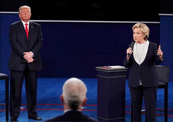 &Ocirc;ng Donald Trump và bà Hillary Clinton trong bu&ocirc;̉i tranh lu&acirc;̣n l&acirc;̀n 2. Ảnh: Reuters