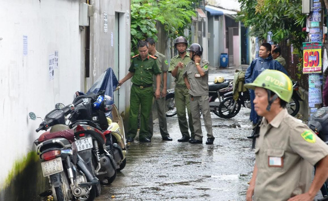  Lực lượng chức năng nhanh chóng có mặt tại hi&ecirc;̣n trường vụ n&ocirc;̉ bình cứu hỏa. Ảnh: D&acirc;n trí