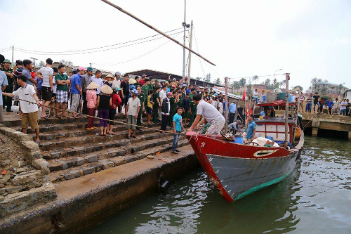 Quảng Trị: Tàu chở 44 người bị chìm, 1 người ch&ecirc;́t