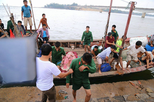 Các ngư d&acirc;n cứu 44 người tr&ecirc;n t&agrave;u bị ch&igrave;m được tặng bằng khen