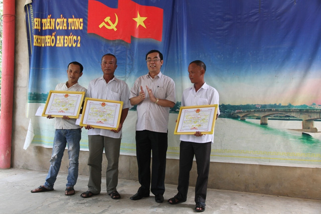 Các ngư d&acirc;n cứu 44 người tr&ecirc;n t&agrave;u bị ch&igrave;m được tặng bằng khen