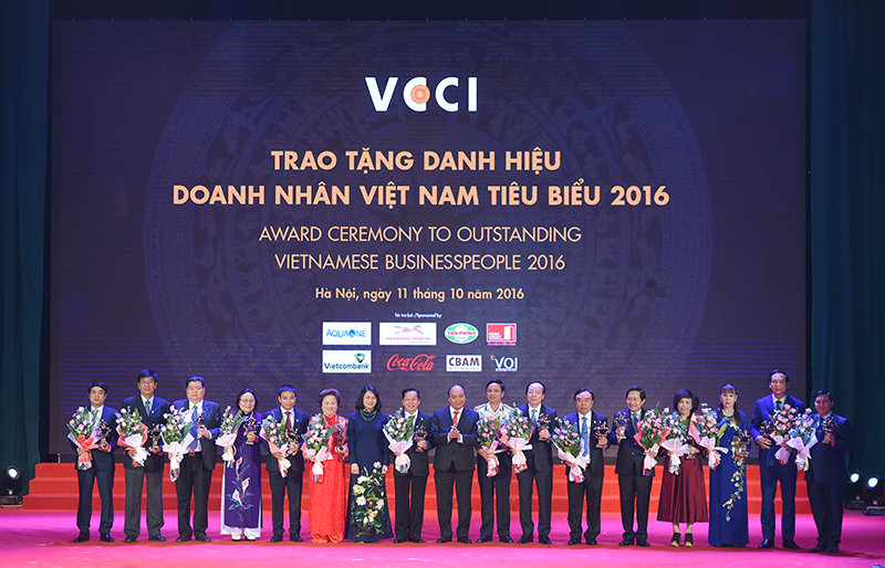 Thủ tướng Nguyễn Xu&acirc;n Ph&uacute;c v&agrave; Ph&oacute; Chủ tịch nước Đặng Thị Ngọc Thịnh tặng hoa cho c&aacute;c doanh nh&acirc;n ti&ecirc;u biểu 