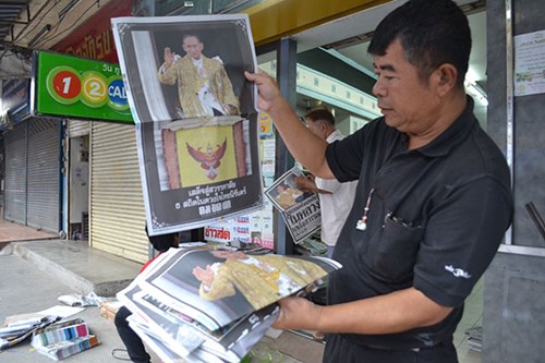 Báo chí Thái Lan m&acirc;́y ngày qua tràn ng&acirc;̣p hình ảnh của Qu&ocirc;́c vương. Ảnh: Bangkok Post