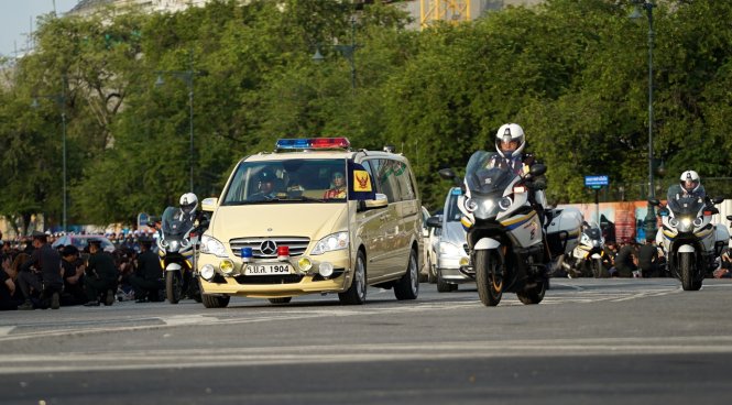 Đoàn xe chở linh cữu Qu&ocirc;́c vương v&ecirc;̀ Cung đi&ecirc;̣n. Ảnh: Tu&ocirc;̉i trẻ