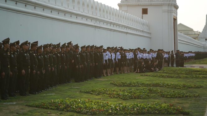 C&aacute;c tướng lĩnh, sĩ quan qu&acirc;n đội ho&agrave;ng gia Th&aacute;i Lan chờ đ&oacute;n thi h&agrave;i vua Bhumibol trong khu&ocirc;n vi&ecirc;n cung điện - Ảnh: Tu&ocirc;̉i trẻ