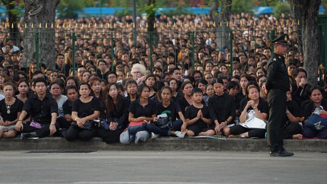 Sáng 14/10, hàng vạn người d&acirc;n đã ra đường đón linh cữu Qu&ocirc;́c vương  Bhumibol Adulyadej từ b&ecirc;̣nh vi&ecirc;̣n v&ecirc;̀ Hoàng cung đ&ecirc;̉ làm l&ecirc;̃ kh&acirc;m li&ecirc;̣m. Ảnh: Tu&ocirc;̉i trẻ