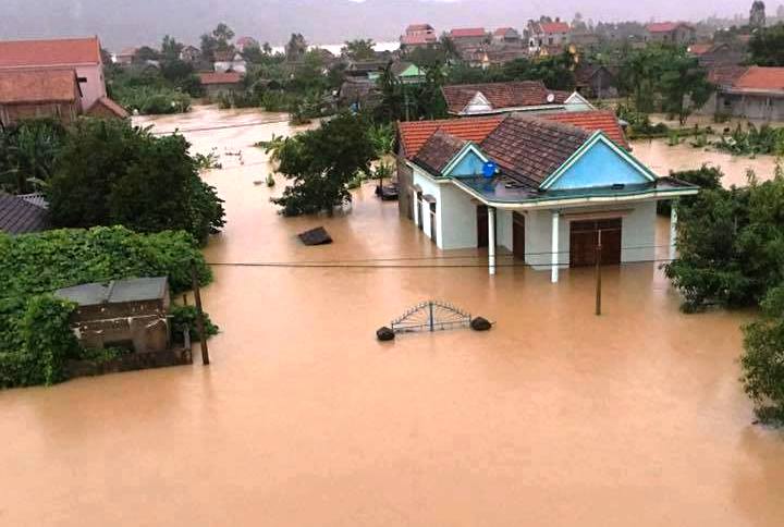 Mưa lũ ở mi&ecirc;̀n Trung, 20 người thương vong, d&acirc;n dỡ ng&oacute;i chui l&ecirc;n n&oacute;c nh&agrave;
