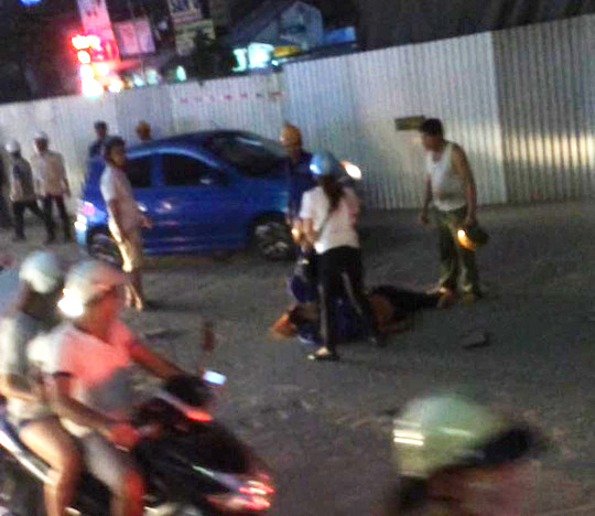 Nam c&ocirc;ng nh&acirc;n thi c&ocirc;ng đường sắt C&aacute;t Linh-H&agrave; Đ&ocirc;ng bị rơi xuống đường.  Ảnh: Otofun 