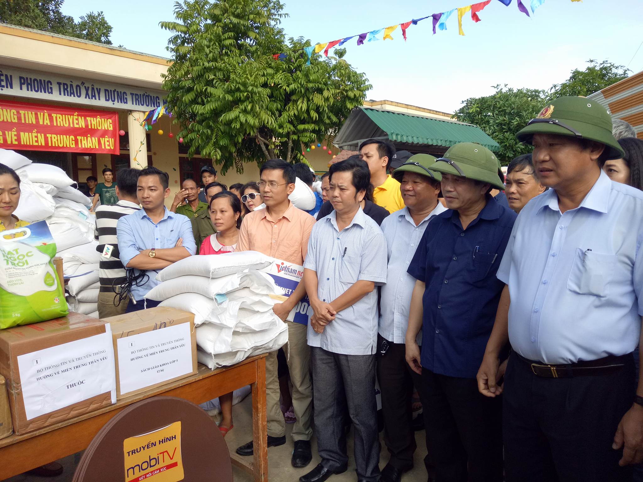  Khoảng 30 tấn gạo, 3.000 đầu s&aacute;ch gi&aacute;o khoa, thuốc chữa bệnh c&aacute;c loại... sẽ được đo&agrave;n c&ocirc;ng t&aacute;c của Bộ TT&TT trao đến người d&acirc;n v&ugrave;ng lũ.