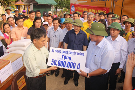  Bộ trưởng trao 150 triệu đồng cho v&ugrave;ng lũ H&agrave; Tĩnh. Ảnh: Ph&aacute;p luật TP. Hồ Ch&iacute; Minh