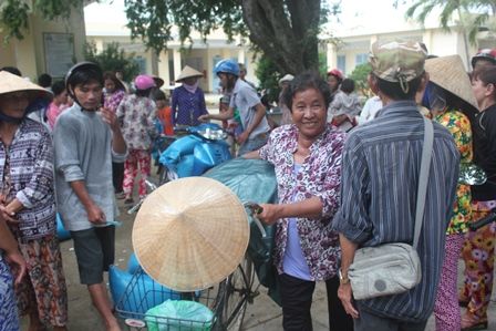  Nụ cười rạng rỡ khi nhận được qu&agrave;. Ảnh: D&acirc;n tr&iacute;