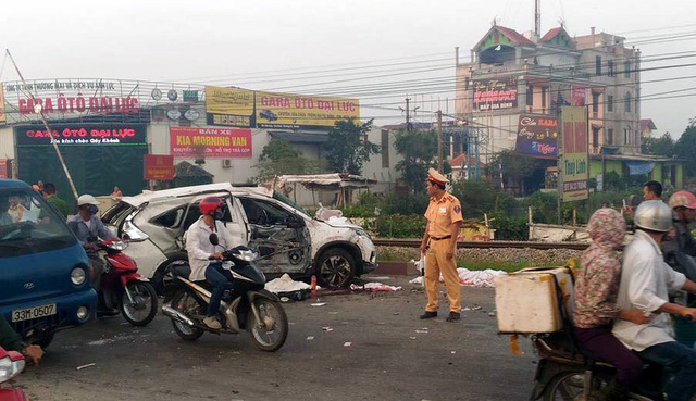  Hiện trường vụ tai nạn t&agrave;u hỏa ở Thường T&iacute;n. Ảnh: D&acirc;n tr&iacute;
