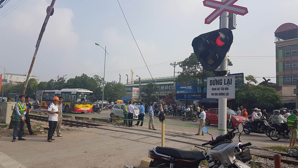 Hiện trường vụ tai nạn t&agrave;u hỏa tại Thường T&iacute;n. Ảnh: Vietnamnet 