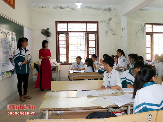 Gi&aacute;o vi&ecirc;n tham dự kỳ thi dạy giỏi. Ảnh: B&aacute;o Nghệ An 