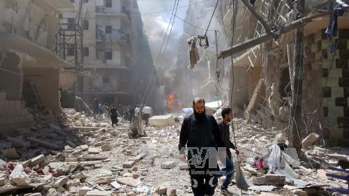 Cảnh đổ n&aacute;t trong xung đ&ocirc;̣t ở Aleppo ng&agrave;y 28/4. Ảnh: EPA/TTXVN