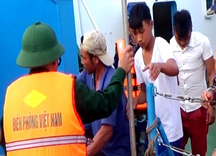 Quảng B&igrave;nh: 6 ngư d&acirc;n được cứu sống v&agrave; được đưa v&agrave;o bờ an to&agrave;n.