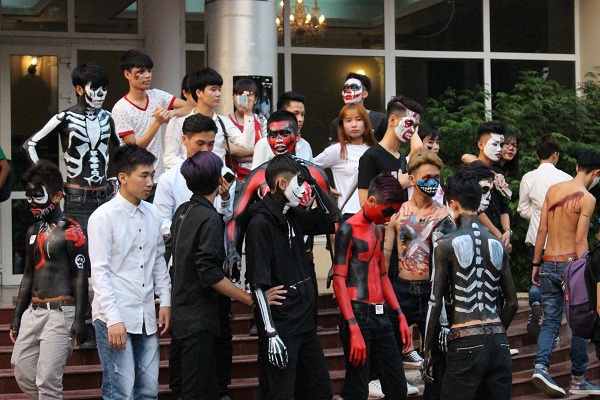 C&aacute;c chương tr&igrave;nh ngo&agrave;i trời của lễ hội Halloween Học viện B&aacute;o chi bao gồm: Phi&ecirc;n chợ Twilight quy tụ c&aacute;c gian h&agrave;ng sinh vi&ecirc;n b&aacute;n c&aacute;c mặt h&agrave;ng đặc trưng như mặt nạ, mũ ph&ugrave; thuỷ, đồ ăn. 
