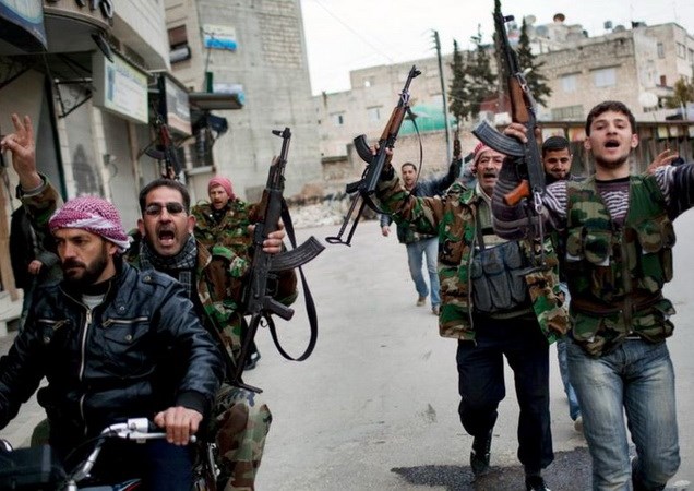  Lực lượng phiến qu&acirc;n ở Aleppo, Syria. Ảnh: AP