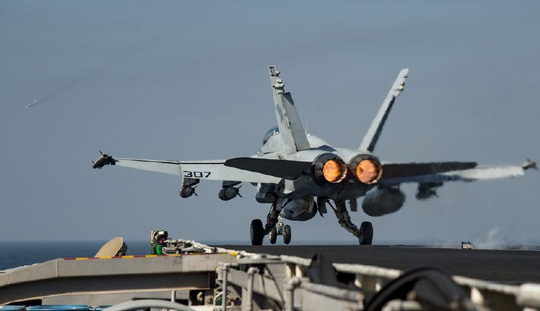 Chiến sự Syria h&ocirc;m nay đề cập đến vấn M&aacute;y bay Nga &ndash; Mỹ su&yacute;t đ&acirc;m nhau ở Syria. Ảnh: Navy