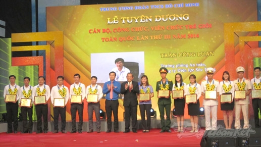 Tuy&ecirc;n dương 45 c&aacute;n bộ, c&ocirc;ng chức, vi&ecirc;n chức trẻ giỏi 2016 
