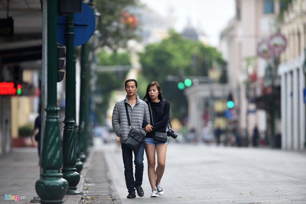 Đôi bạn trẻ tay trong tay dạo phố Tràng Tiền. Ảnh: Tri thức trực tuyến 