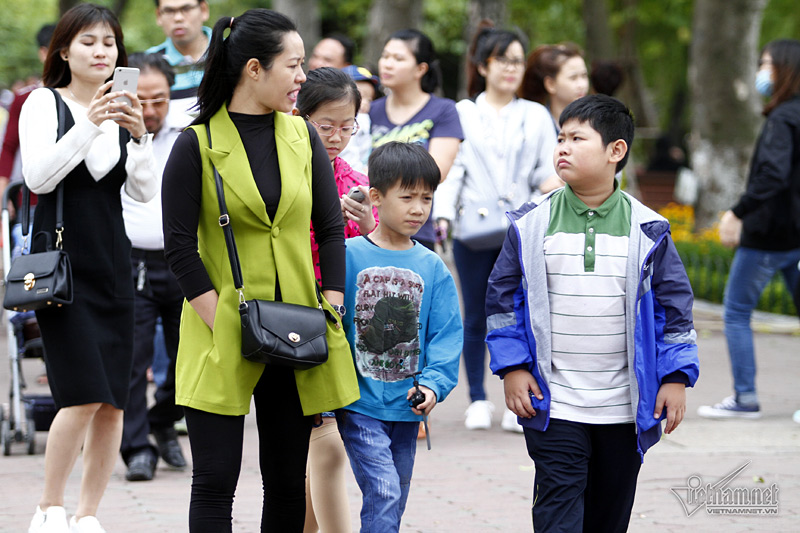 Nhiều Đăng ký và nhận 60K 24 bao lì xì miễn phí mỗi ngày đi dạo trên Hồ Gươm. Ảnh: Vietnamnet