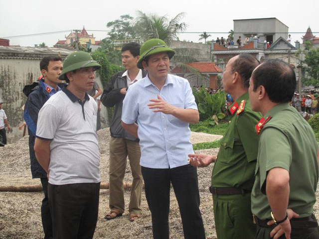 &Ocirc;ng Nguyễn Hồng Di&ecirc;n, Chủ tịch UBND tỉnh Th&aacute;i B&igrave;nh (thứ 2 từ tr&aacute;i sang) c&oacute; mặt tại hiện trưởng chỉ đạo c&aacute;c cơ quan chức năng khắc phục hậu quả vụ việc. Ảnh: D&acirc;n tr&iacute; 