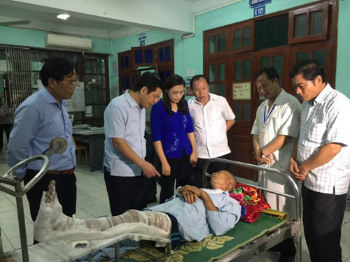  L&atilde;nh đạo địa phương đến bệnh viện thăm hỏi người bị thương trong vụ nổ l&ograve; hơi ở Th&aacute;i B&igrave;nh. Ảnh: Vnexpress
