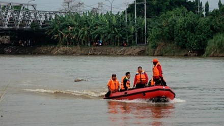Hiện tại đội cứu hộ vẫn đang tiếp tục t&igrave;m kiếm c&aacute;c nạn nh&acirc;n mất t&iacute;ch 