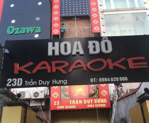 Ng&agrave;y 4/11, UBND phường Trung H&ograve;a (Cầu Giấy, H&agrave; Nội) đ&atilde; kiểm tra v&agrave; lập bi&ecirc;n bản đ&igrave;nh chỉ h&agrave;ng loạt c&aacute;c cơ sở kinh doanh dịch vụ karaoke kh&ocirc;ng đủ điều kiện về ph&ograve;ng ch&aacute;y, chữa ch&aacute;y. 