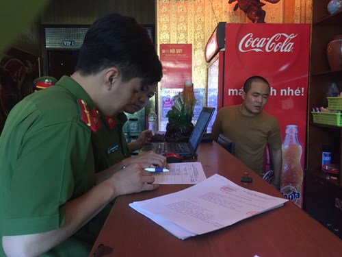 B&agrave; Phan Thị Hải Yến &ndash; Ph&oacute; Chủ tịch phường Trung H&ograve;a cho biết, qua kiểm tra cơ sở qu&aacute;n karaoke Hoa Đ&ocirc; (số 25D Trần Duy Hưng, Cầu Giấy, H&agrave; Nội) ph&aacute;t hiện nhiều vi phạm.