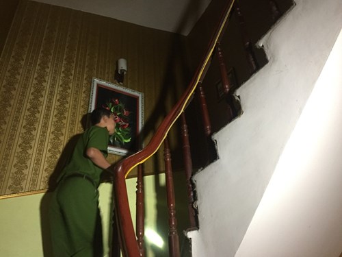 Cơ sở n&agrave;y được cấp ph&eacute;p hoạt động 1 ph&ograve;ng nhưng thực tế hoạt động 4 ph&ograve;ng; chưa xuất tr&igrave;nh bi&ecirc;n bản nghiệm thu ph&ograve;ng ch&aacute;y, chữa ch&aacute;y mặc d&ugrave; đ&atilde; được cấp chứng nhận cơ sở đảm bảo an ninh trật tự. Việc thực hiện c&aacute;c quy định về y&ecirc;u cầu ph&ograve;ng ch&aacute;y, chữa ch&aacute;y của qu&aacute;n n&agrave;y c&ograve;n nhiều sai s&oacute;t. 