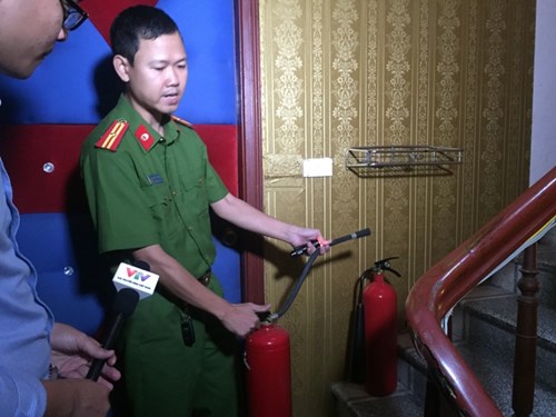 Cụ thể chưa tiến h&agrave;nh bảo dưỡng hệ thống trang thiết bị ph&ograve;ng ch&aacute;y chữa ch&aacute;y, b&igrave;nh cứu hỏa mini thử nhưng kh&ocirc;ng hoạt động v&agrave; lối tho&aacute;t hiểm kh&ocirc;ng đảm bảo theo y&ecirc;u cầu.