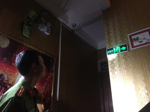 Lắp đặt đ&egrave;n tho&aacute;t hiểm chưa đ&uacute;ng vị tr&iacute;. Ngo&agrave;i ra, cơ sở n&agrave;y mới chỉ tập huấn c&ocirc;ng t&aacute;c PCCC cho 3 nh&acirc;n vi&ecirc;n phục vụ.
