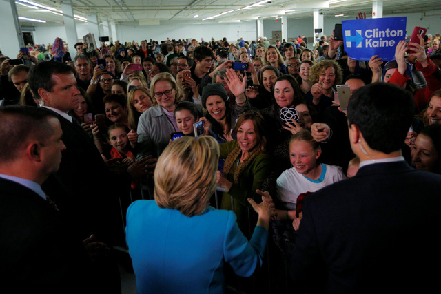 B&agrave; Hillary Clinton nhận được sự ủng hộ mạnh mẽ từ những người y&ecirc;u mến b&agrave; ở bang New Hampshire. C&aacute;c cuộc thăm d&ograve; gần đ&acirc;y cho thấy b&agrave; Clinton vẫn giữ lợi thế nhỉnh hơn &ocirc;ng Trump tại c&aacute;c bang được cho l&agrave; c&oacute; vai tr&ograve; quan trọng trong việc quyết định kết quả cuộc bầu cử.