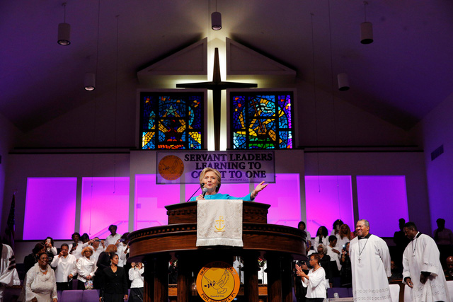 Tại Philadelphia, b&agrave; Clinton cũng c&oacute; b&agrave;i ph&aacute;t biểu tại nh&agrave; thờ Mt. Airy.