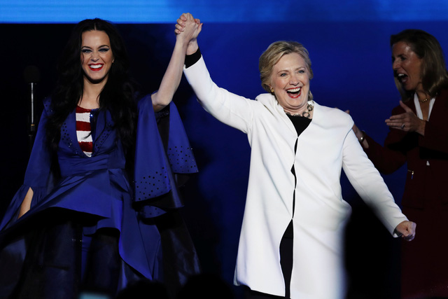  B&agrave; Clinton xuất hiện tr&ecirc;n s&acirc;n khấu c&ugrave;ng nữ ca sĩ nổi tiếng Katy Perry ở Philadelphia h&ocirc;m 5/11.