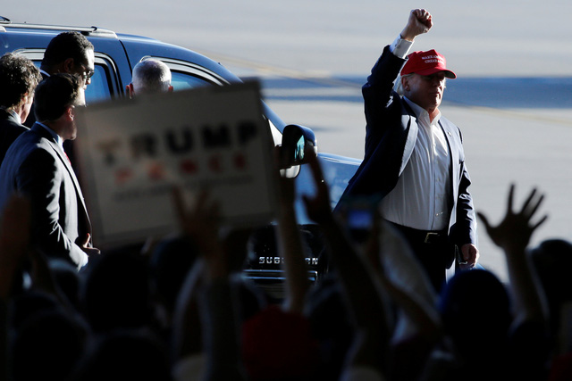 Tỷ ph&uacute; Donald Trump ph&aacute;t biểu tại cuộc vận động tranh cử được tổ chức ngay cạnh chuy&ecirc;n cơ ri&ecirc;ng của &ocirc;ng ở s&acirc;n bay quốc tế Saint Paul Minneapolis, bang Minnesota h&ocirc;m 6/11.